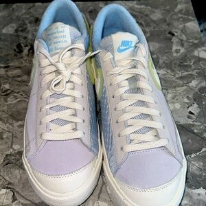 EUC NIKE LIGHT BLUE WOMENS SIZE 8.5 TRAINERS
